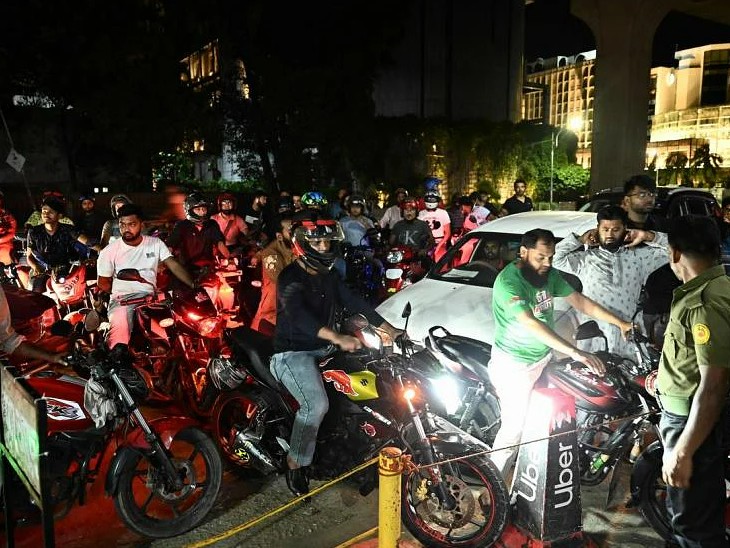 सराकर का ये फैसला 6-7अगस्त की दरमियानी रात से लागू हुआ। इसके पहले पेट्रोल पंप पर लंबी-लंबी कतारें देखने को मिलीं। हजारों लोगों ने घंटों तक कतार में खड़े होकर तेल खरीदा।