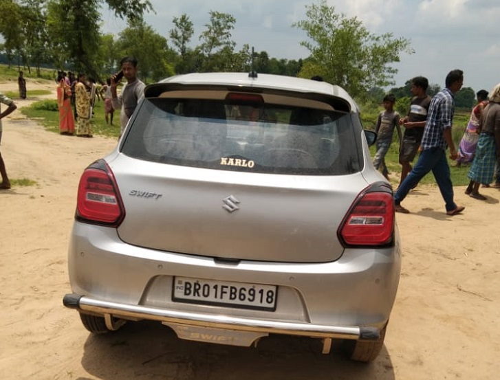 इसी कार से जा रहे थे व्यवसायी सुमन सिंह।