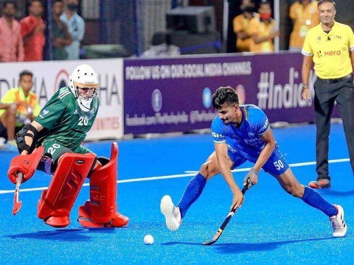 एक मैच के दौरान गोल दागने के प्रयास में अभिषेक।