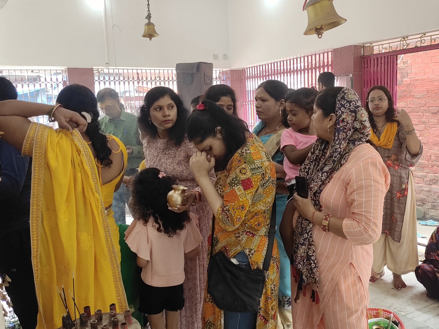 मंदिर प्रांगण में लगी भीड़।