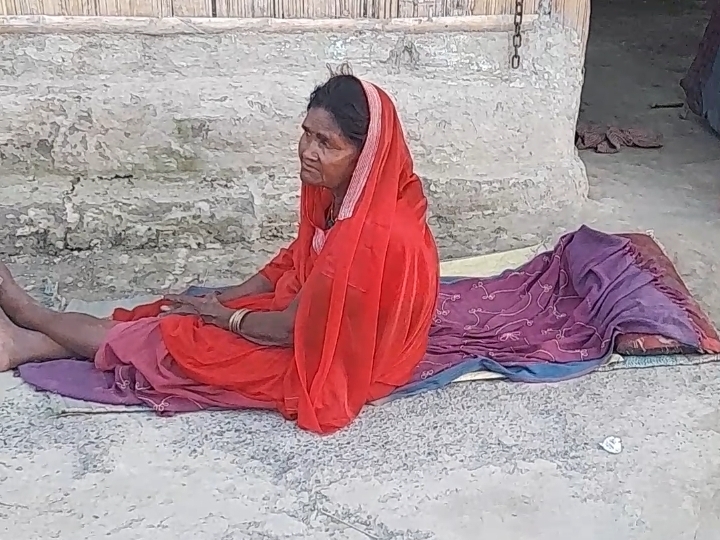 महिला प्रशासन से गुहार लगा रही है।