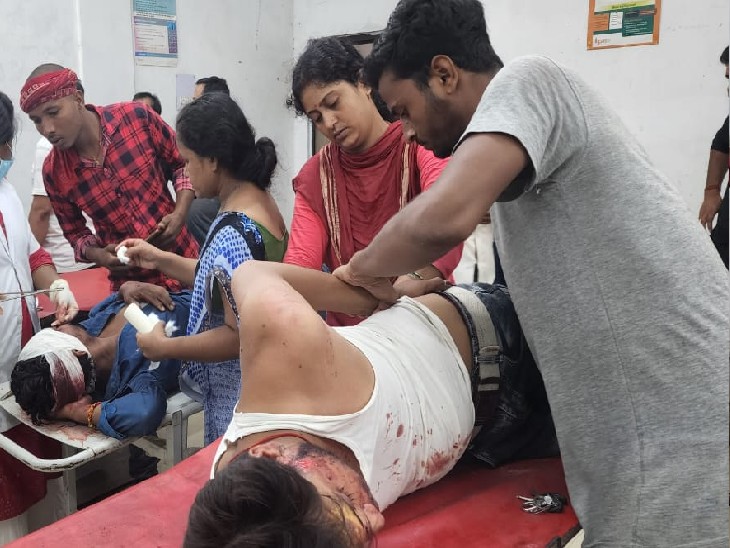 घायलों का इलाज चल रहा है। - Dainik Bhaskar