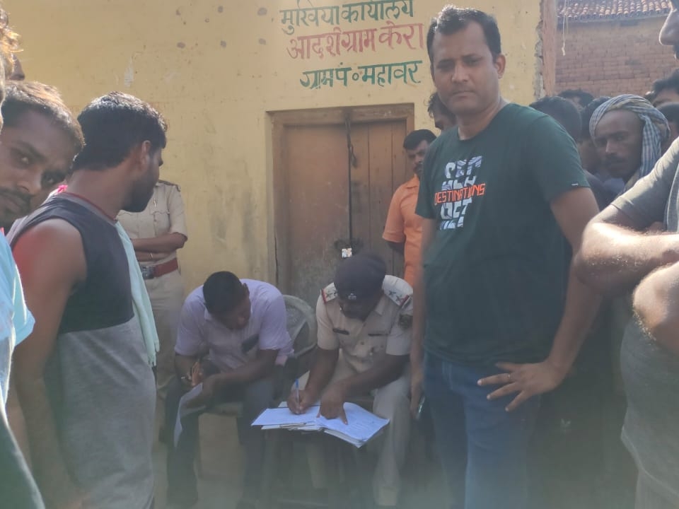 जांच पड़ताल करती पुलिस।