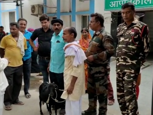 अस्पताल में शख्स को समझाते सुरक्षाकर्मी।