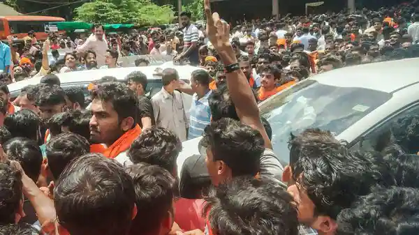 BJP नेता प्रवीण नेट्टारू की हत्या के बाद भाजपा युवा मोर्चा के हजारों वर्कर्स सड़कों पर निकल आए। उन्होंने BJP प्रदेश अध्यक्ष की कार को घंटों घेरे रखा था। प्रवीण की हत्या 27 जुलाई को हुई थी।