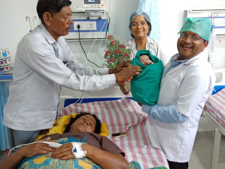 अस्पताल में 75 साल के गोपीचंद व 70 साल की उनकी पत्नी चंद्रवती। साथ में डॉ. पंकज और डॉ. गीता यादव।