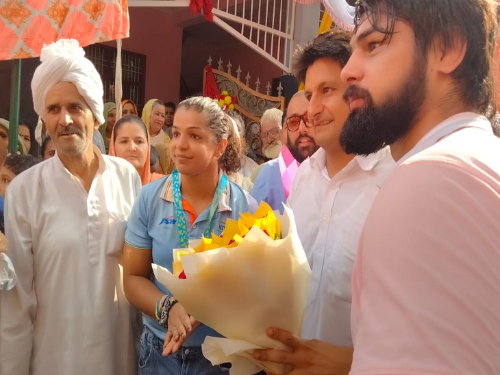 साक्षी मलिका का स्वागत करते हुए दीपेंद्र सिंह हुड्डा