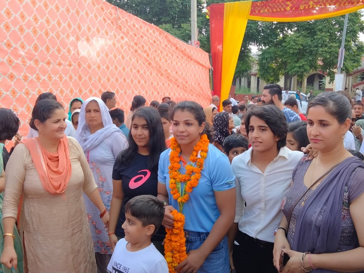 साक्षी मलिका का स्वागत करते हुए