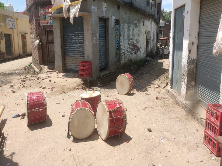 भोजीपुरा थाना क्षेत्र के गांव मझौआ गंगापुर में विवाद और पथराव के बाद लोग ढोल छोड़कर भागे। गलिया में सन्नाटे के बाद पड़े ढोल और रास्तों में बिखरे पत्थर। - Dainik Bhaskar