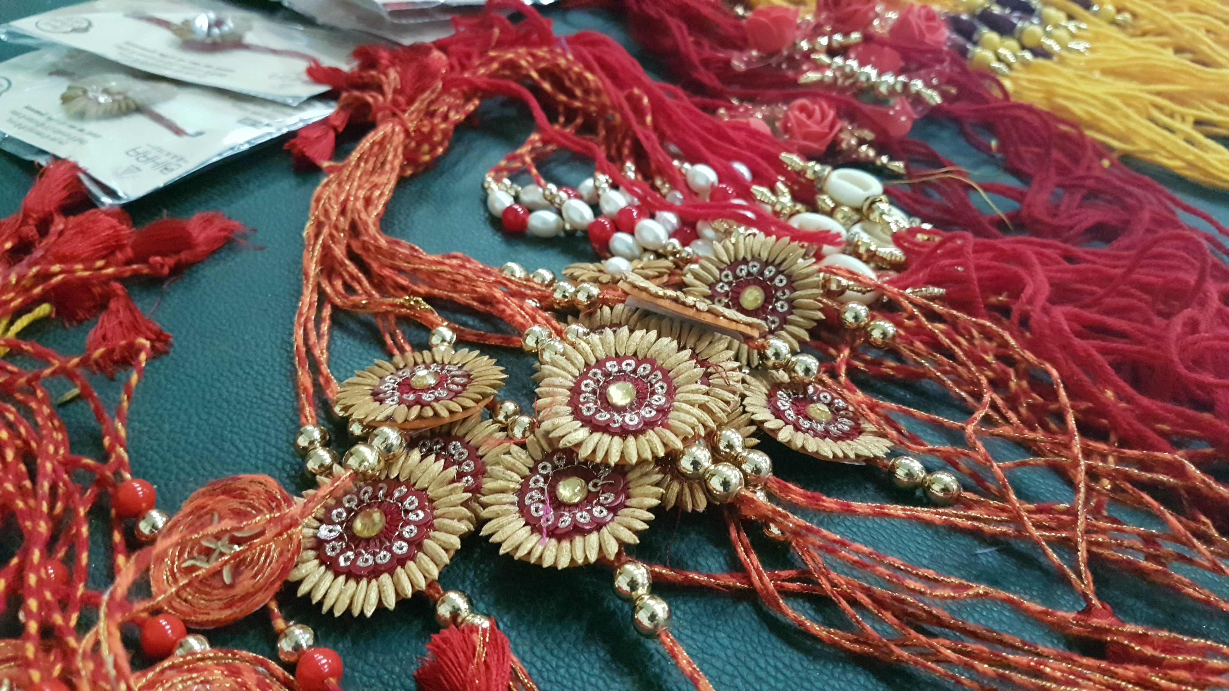 इन राखियों को तैयार करने में 4 से 5 मिनट का वक्त लगता है।