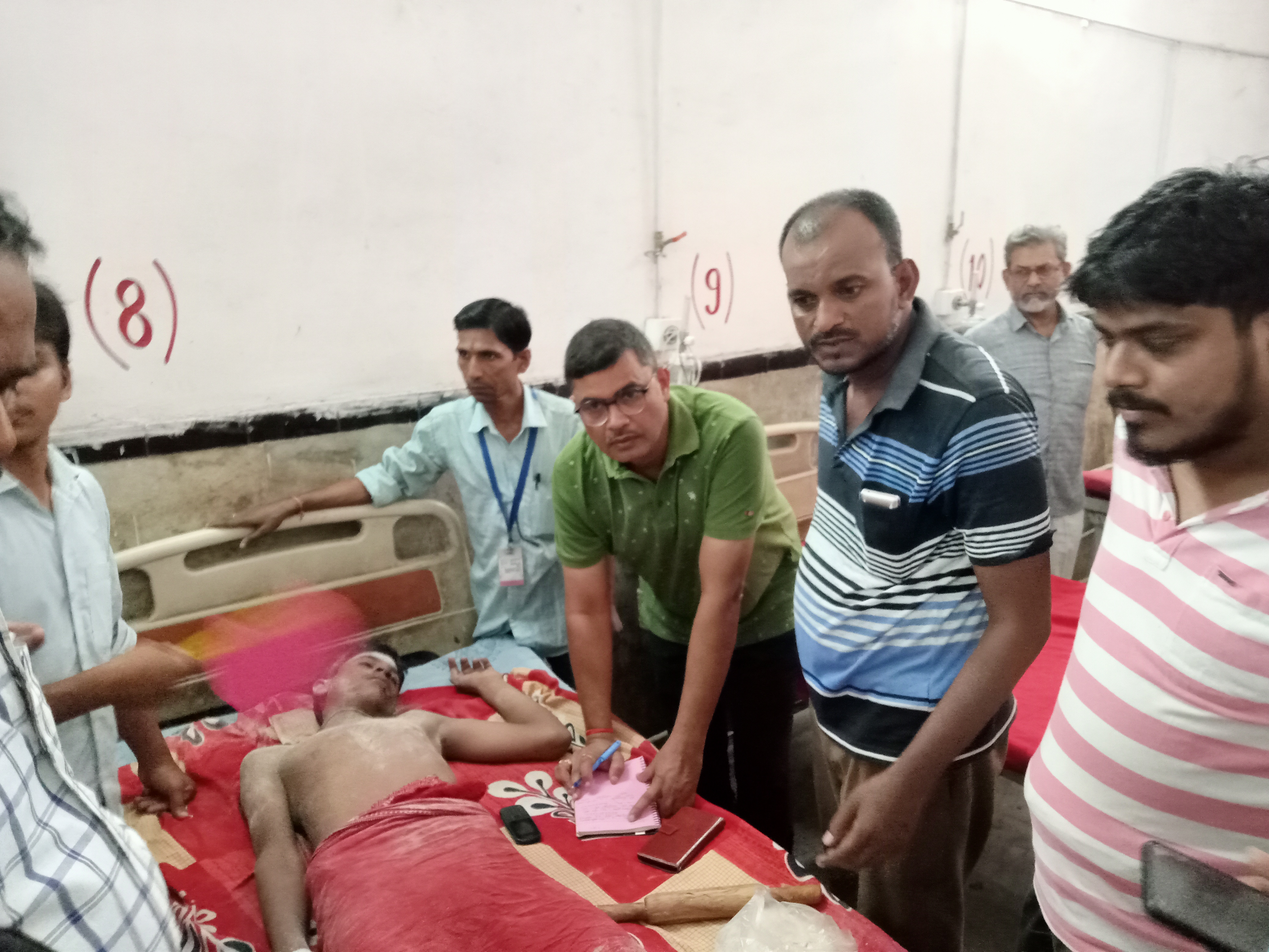 करंट से झुलसा बच्चा।