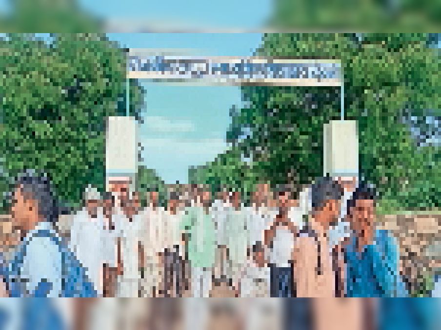 तबादला रद्द कराने की मांग: संस्था प्रधानों के तबादलों से गुस्साए छात्र और ग्रामीण | तालाबंदी की... बोले-ये अच्छा काम कर रहे है आदेश निरस्त करो तबादला रद्द कराने की मांग: संस्था प्रधानों के तबादलों से गुस्साए छात्र और ग्रामीण | तालाबंदी की... बोले-ये अच्छा काम कर रहे है आदेश निरस्त करो