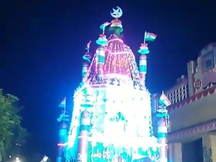 तिरंगे के रंग में सजा तजिया।