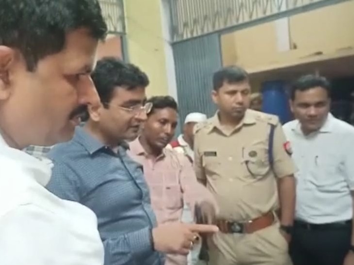 अस्पताल पहुंचे डीएम और एसएसपी ने घायलों को जाना हाल।