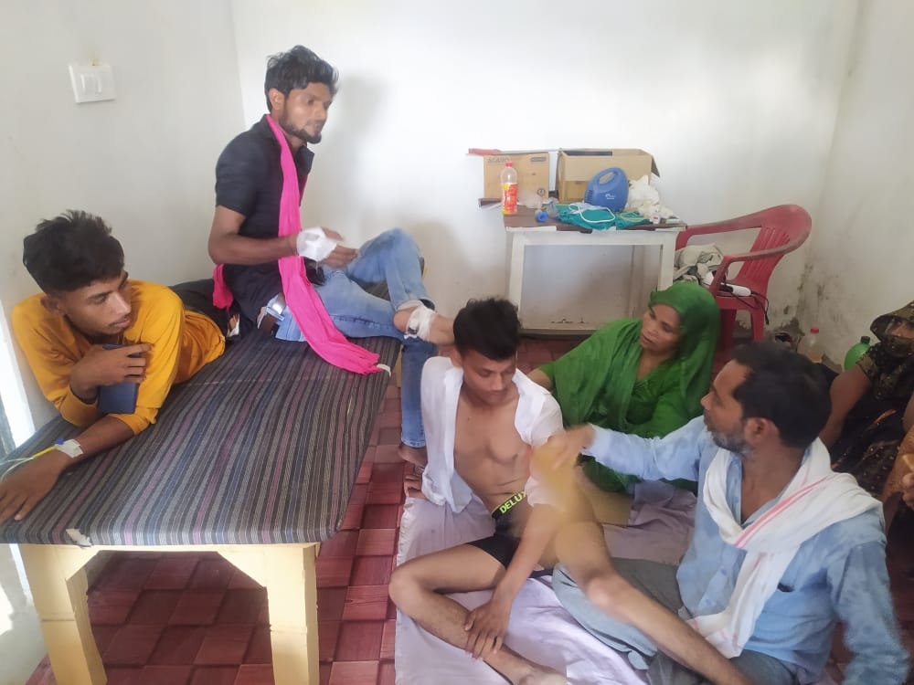 निजी अस्पताल में घायल युवक का इलाज करते हुए डॉक्टर।