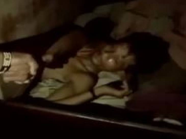 पति को पत्नी ने बेड से हाथ खींचकर निकाला।