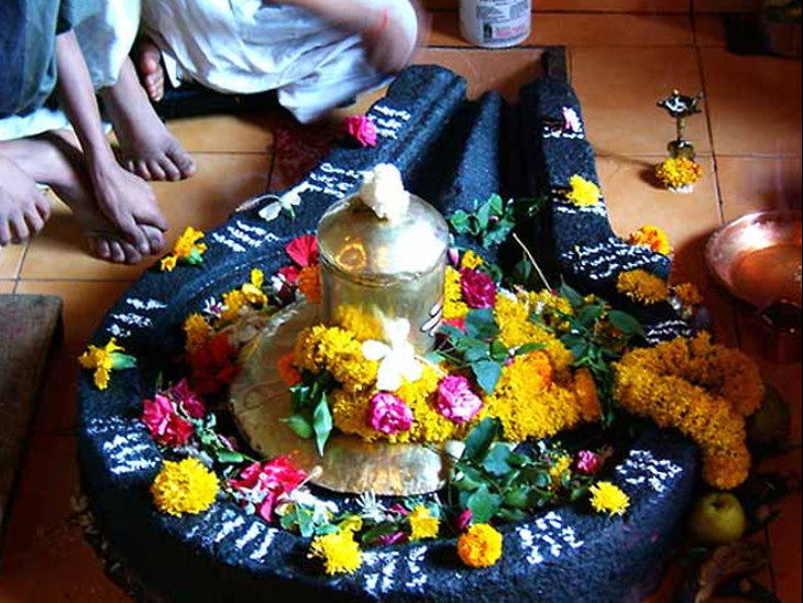we should offer water and milk on Shivling, offer five things like Durva,  Bilva Patra, first of all, Ganesh worship should be done | सावन पूर्णिमा पर  शिव पूजा का शुभ योग:
