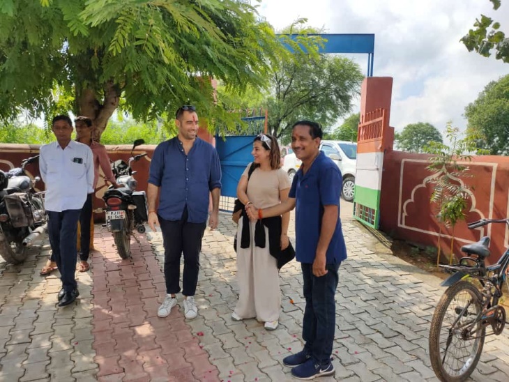 शेरपुर स्कूल पहुंचे विदेशी मेहमान: व्यवस्थाओं का लिया जायजा | 5 हजार की नगद राशि सौंपी शेरपुर स्कूल पहुंचे विदेशी मेहमान: व्यवस्थाओं का लिया जायजा | 5 हजार की नगद राशि सौंपी
