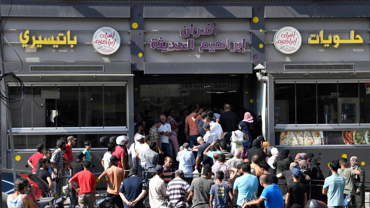 There was a crowd outside the bank who did not withdraw money.  Supporting the gunman, people raised slogans against the government.