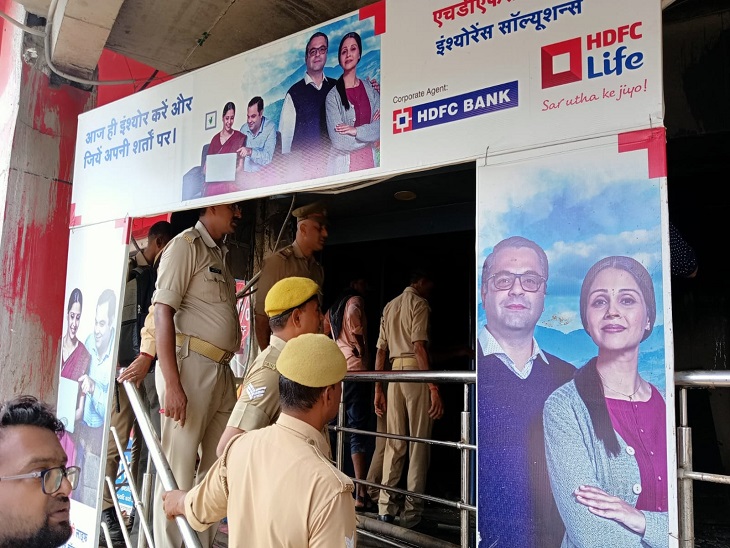 कर्नलगंज में एचडीएफसी बैंक की शाखा में आग लग गई। पुलिस और फायर ब्रिगेड कर्मियों ने आग पर काबू पाया।