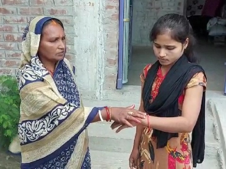 विरोध करने पर दबंगों ने मां-बेटी की जमकर पिटाई कर दी।