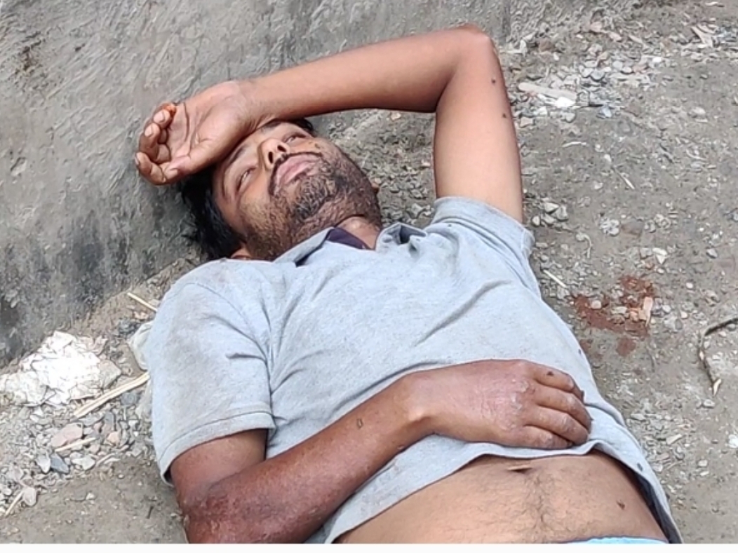 महाराजगंज शहर के मोहन बाजार से लेकर कचहरी रोड तक जाने वाली सड़क पर लेटा यह शराबी लोगों के बीच कई घंटों तक चर्चा का विषय बना रहा।