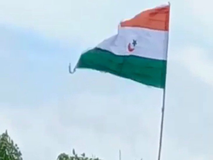 गांव के मेन चौक पर इस तरह का झंडा लगाया गया।