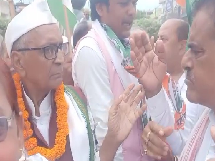 आपस में भिड़े कांग्रेस नेता।