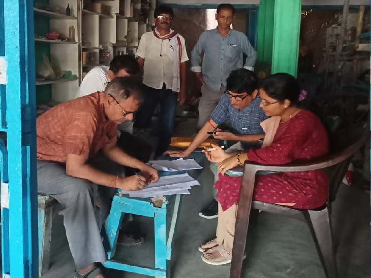 जांच करते अधिकारी। - Dainik Bhaskar