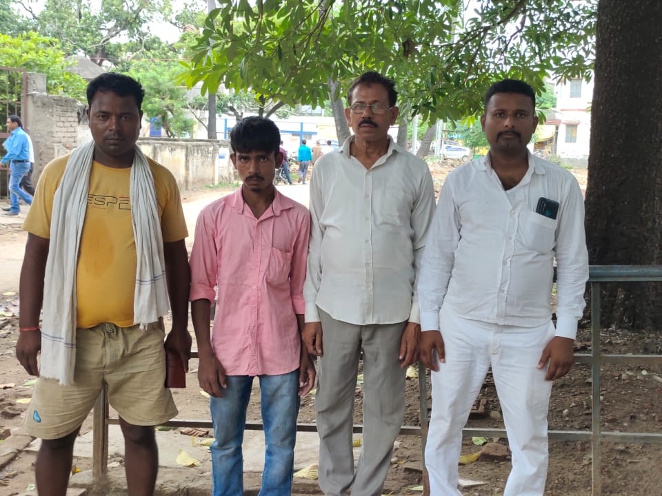 अस्पताल के बाहर मौजूद मृतक के परिजन।