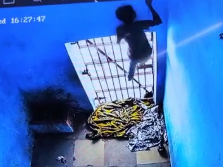 ग्रिल के सहारे चढ़ता आरोपी।