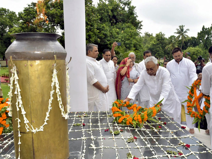 शहीदों को श्रद्धांजलि देते मुख्यमंत्री नीतीश कुमार।