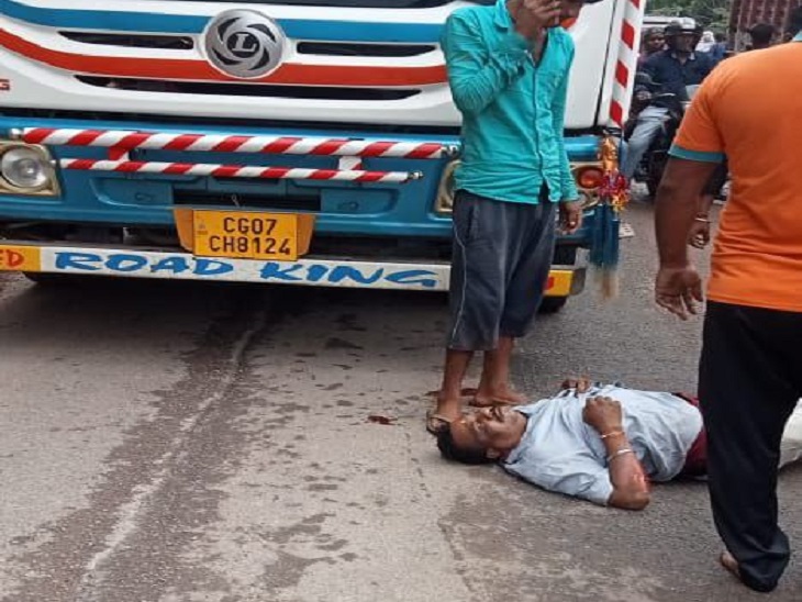 सड़क दुर्घटना के बाद सड़क पर पड़ा घायल - Dainik Bhaskar