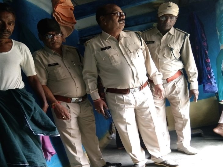 महिला की मौत के बाद गांव में पहुंचे वन विभाग के कर्मचारी।