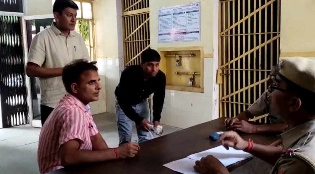 RGHS योजना का दुरुपयोग: मेडिकल स्टोर दवाओं के बदले दे रहे घरेलू सामान टीम ने की कार्रवाई RGHS योजना का दुरुपयोग: मेडिकल स्टोर दवाओं के बदले दे रहे घरेलू सामान टीम ने की कार्रवाई