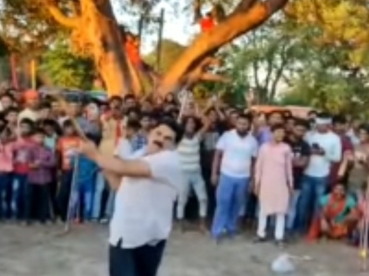 राज्यसभा सतीश चंद्र दुबे का लाठी बाजी करते VIDEO VIRAL: महावीरी झंडा मेला  में शामिल होने गए थे, सोशल मीडिया पर वीडियो किया वायरल – Bharat News India