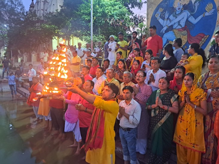 गंगा आरती करते भक्त। - Dainik Bhaskar