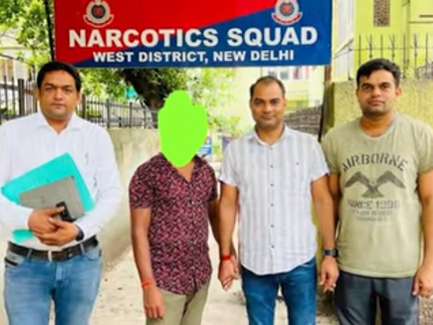 नारकोटिक्स टीम की गिरफ्त में विनय शर्मा।