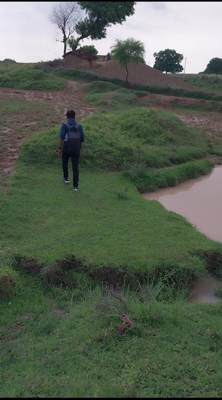 There is no road to reach this Markha Dera village. So the dead body was taken directly to the ghat instead of getting married.