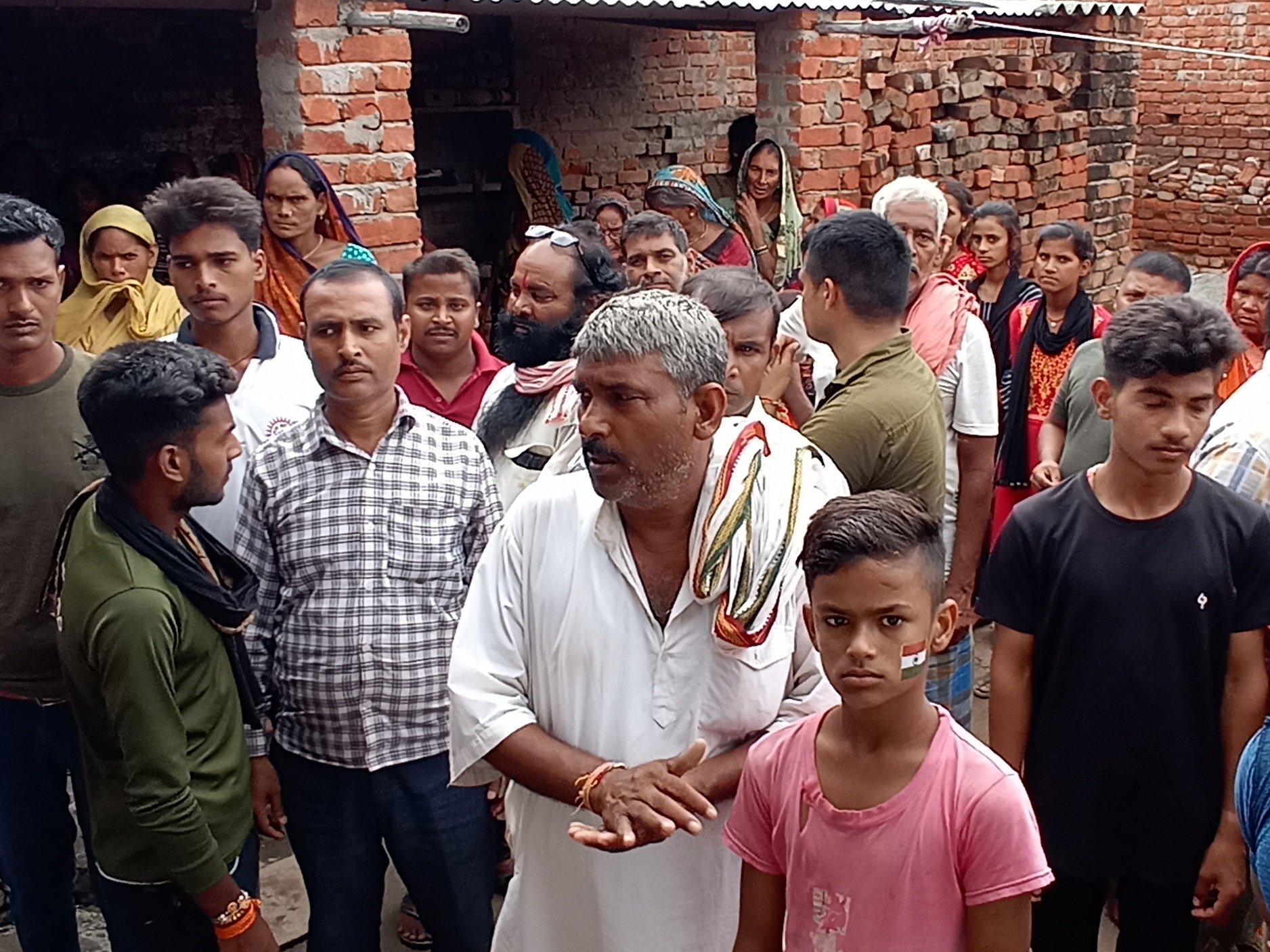 यह फोटो ढढनी भानमल राय गांव की है। घटना के बाद बड़ी संख्या में ग्रामीण जुट गए।