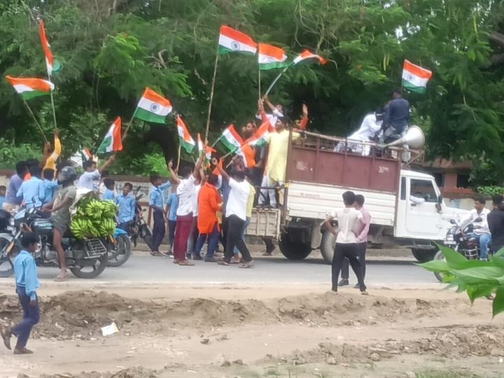 बगहा में सड़क पर तिरंगा लेकर निकले लोग।