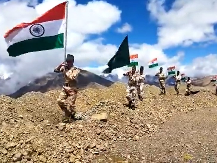 हिमाचल प्रदेश में 17 हजार फीट की ऊंचाई पर तिरंगा ले जाते हुए ITBP के जवान। इस सैन्य बल ने सीमा से सटीं 75 चोटियों पर तिरंगा फहराया।