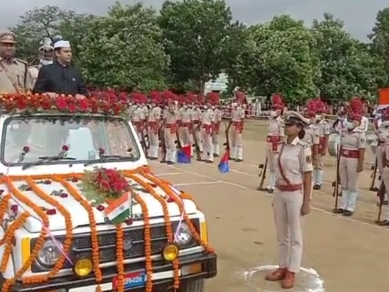 पोलो मैदान में जिला अधिकारी ने किया झंडोत्तोलन, प्रशासनिक अधिकारियों को किया गया सम्मानित | District officer hoisted the flag at Polo Ground, administrative officers were ...