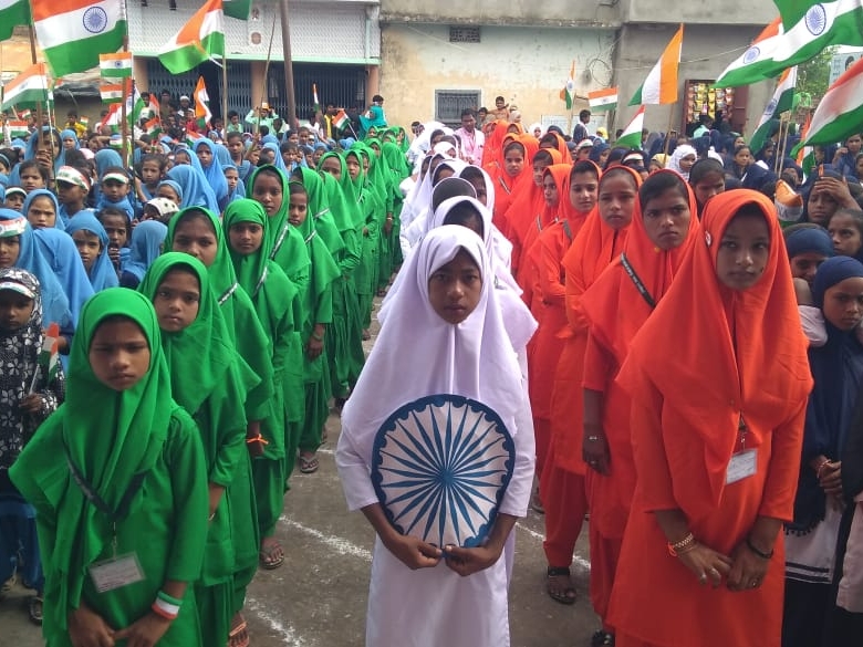 खगड़िया में तिरंगे के लिवास में दिखे स्कूली बच्चे: माध्यमिक मकतब इस्लामपुर  स्कूल में सुविधा के अभाव में भी बच्चों ने शान से फहराया तिरंगा ...