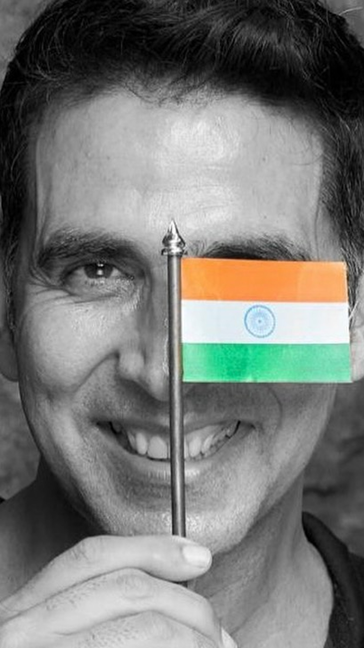 अक्षय कुमार ने तिरंगे के साथ फोटो शेयर कर लिखा, 'स्वतंत्रता की कीमत इतने बलिदान देकर जानी है। आओ इस आजादी को सेलिब्रेट करें।'