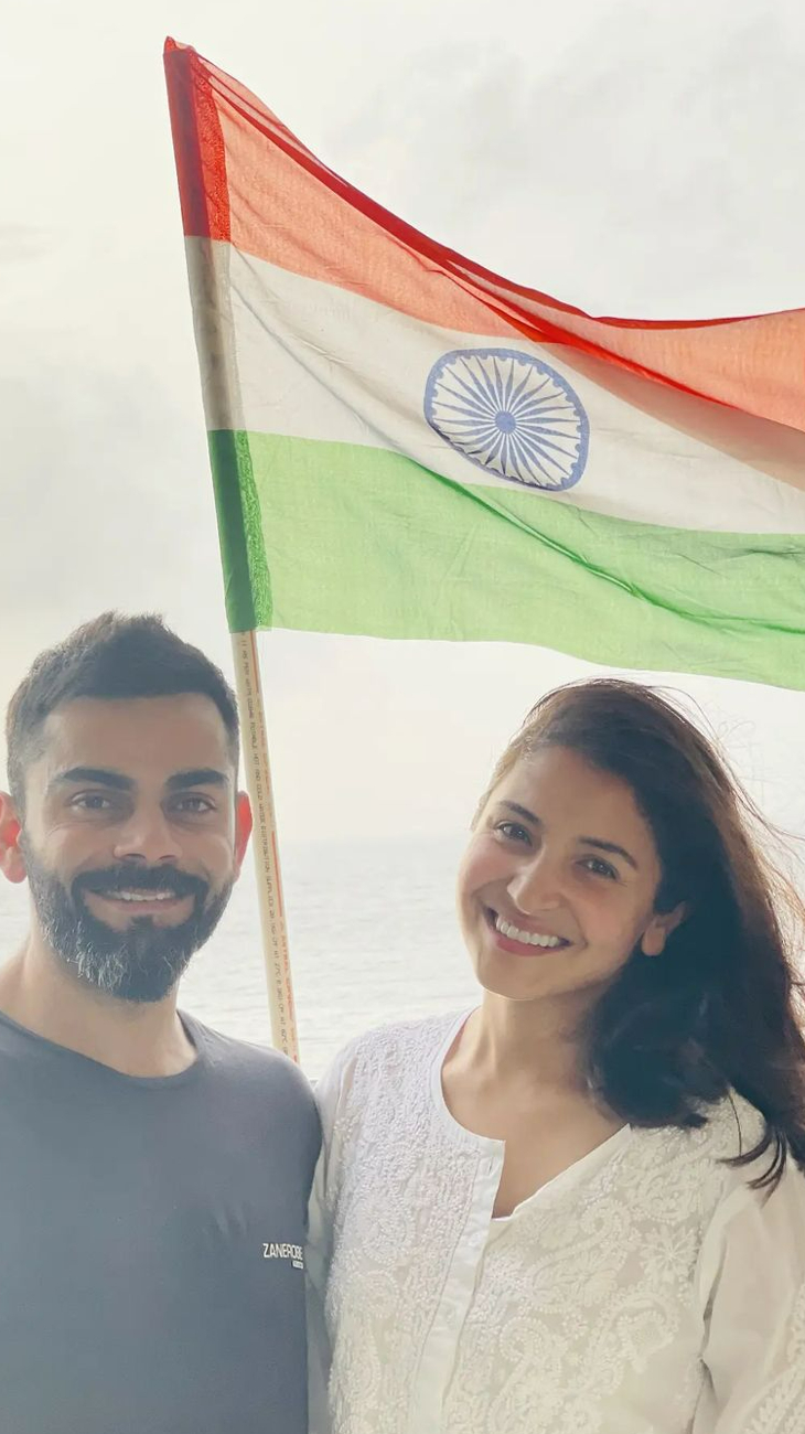 अनुष्का शर्मा ने अपने पति और क्रिकेटर विराट कोहली के साथ फोटो शेयर की है। उन्होंने फैंस को 75वें स्वतंत्रता दिवस विश किया है।