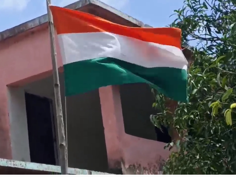 बिना अशोक चक्र वाला तिरंगा।