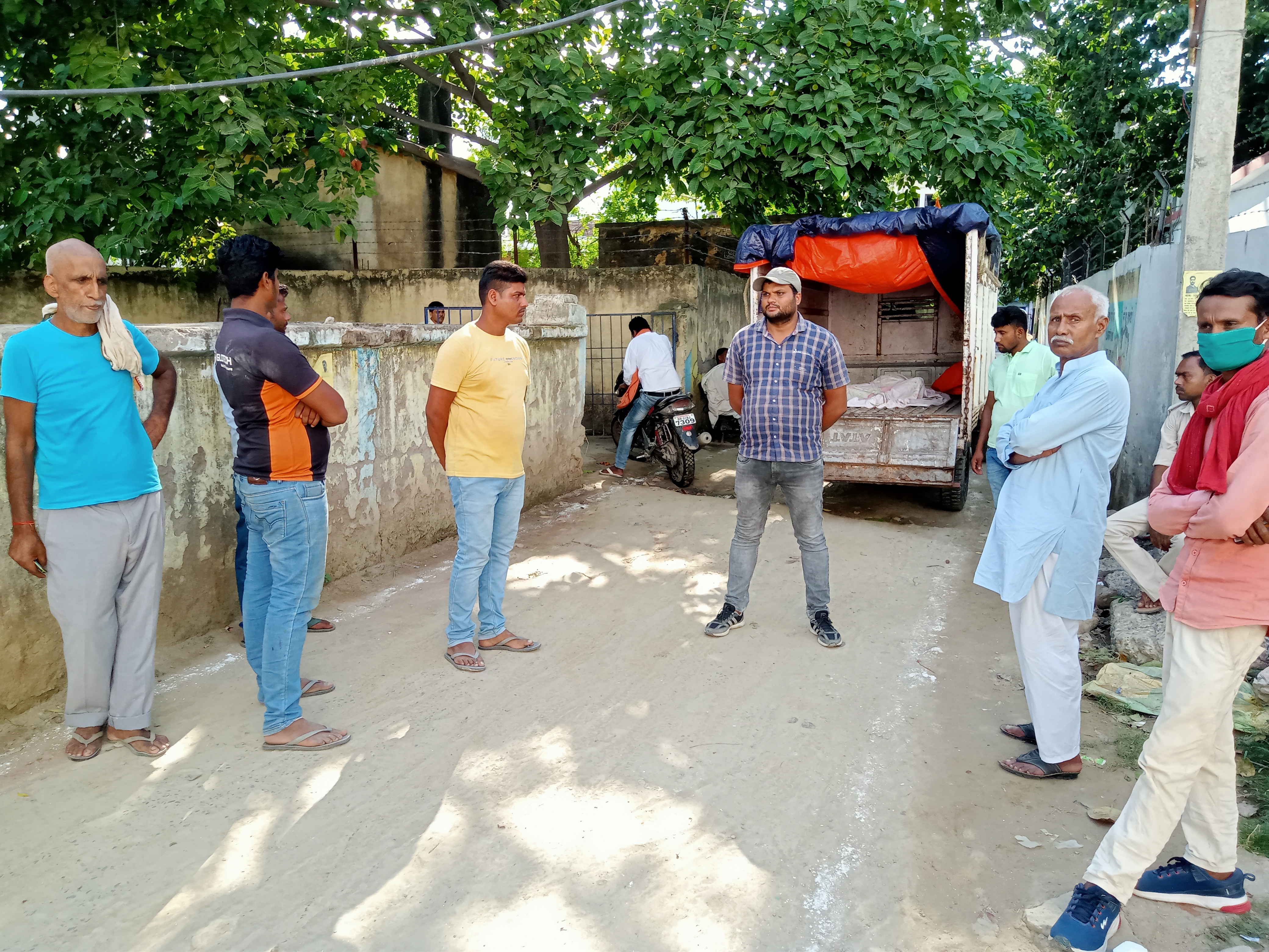 लोगों की जुटी भीड़।