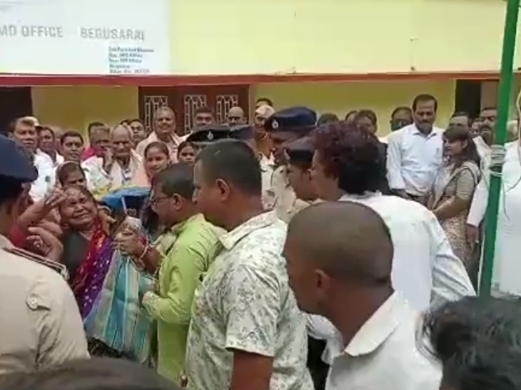 आत्महत्या की कोशिश करती महिला।