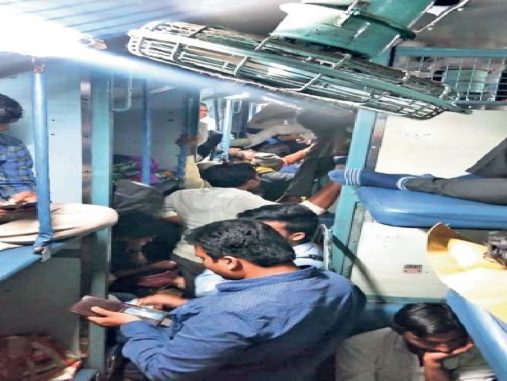 पूरा किराया चुकाने के बाद भी बोगी में ठूंस-ठूंसकर रेलवे करा रहा यात्रा। - Dainik Bhaskar